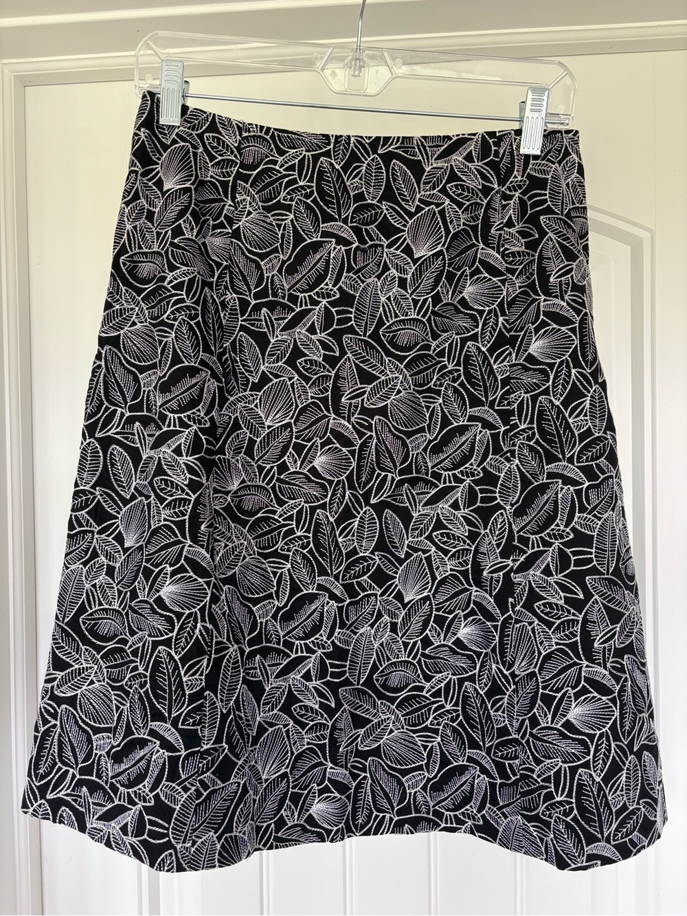 Talbots  Women’s Embroidered Floral Skirt Black White -Side Zip Lined-Sz 8